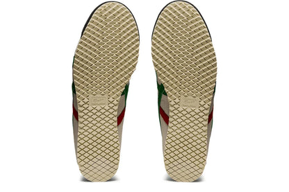 Solado de tênis bege com padrão antiderrapante, detalhes em verde e vermelho nas laterais.