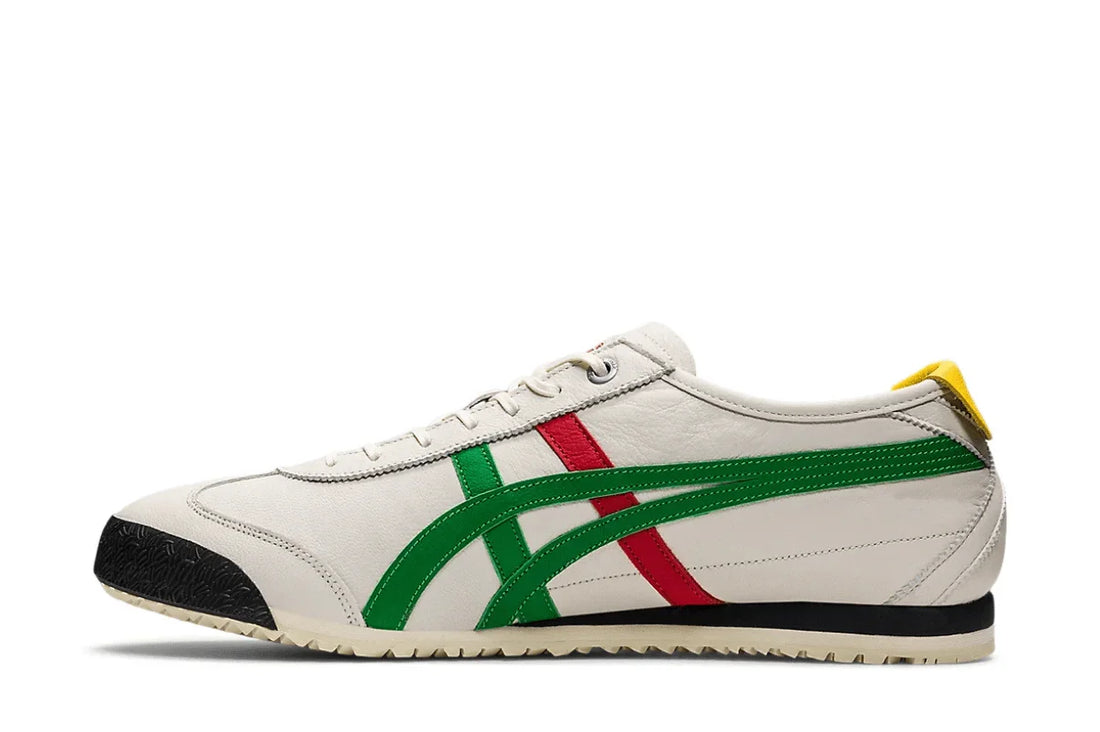 Tênis casual bege com detalhes verdes e vermelhos, sola baixa e puxador amarelo no calcanhar.