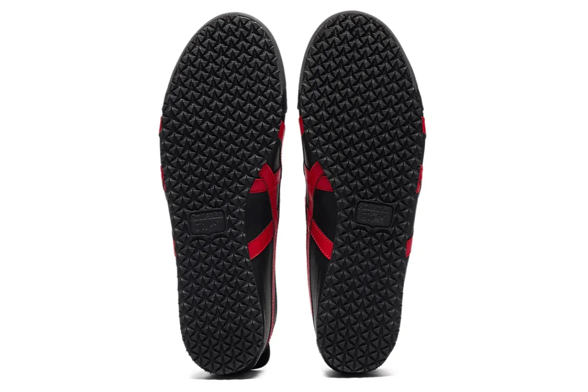 Solado de tênis preto com detalhes em vermelho, textura antiderrapante, visto de baixo
