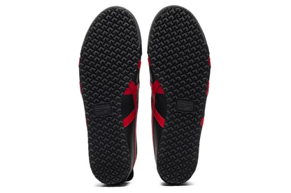 Solado de tênis preto com detalhes em vermelho, textura antiderrapante, visto de baixo