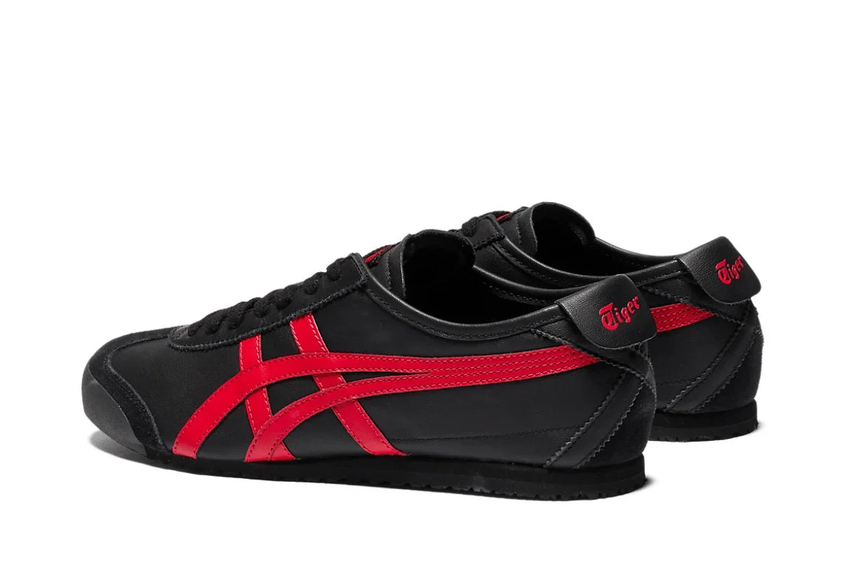Tênis preto com detalhes em vermelho, estilo retrô, visual esportivo e design moderno.