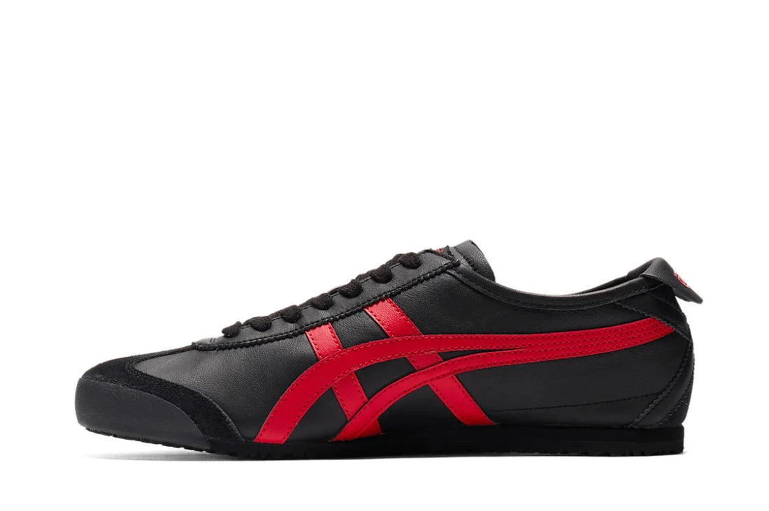 Tênis preto com detalhes vermelhos, de couro, estilo clássico, sola baixa, visual esportivo.