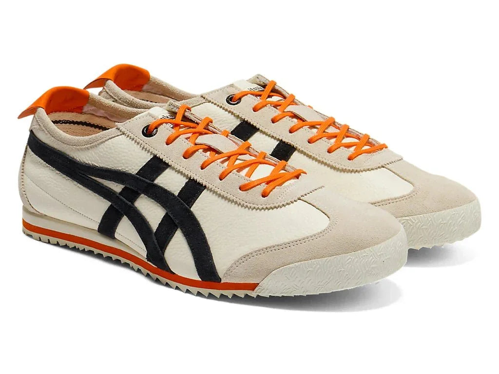 Tênis casual bege com detalhes pretos e laranja, solado baixo e design clássico retrô