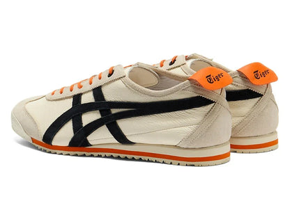 Tênis retrô bege com detalhes pretos e laranja, sola baixa e logo "Tiger" no calcanhar.