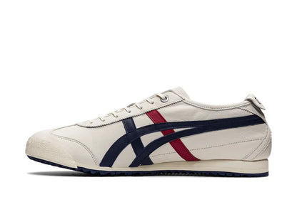 Tênis casual masculino off-white com detalhes azul marinho e vermelho, sola baixa.