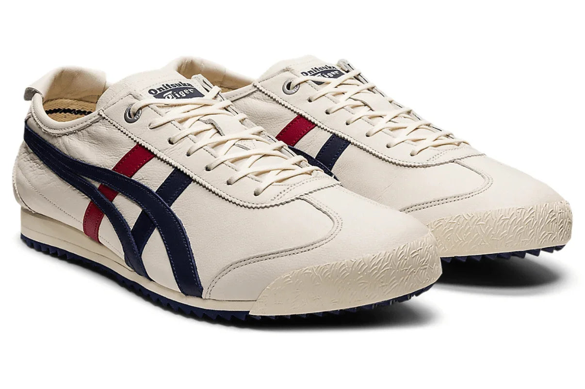 Tênis casual creme com listras azul marinho e vermelhas, detalhe clássico, sola texturizada.