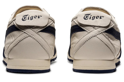 Tênis casual creme com detalhes azul marinho, vista traseira, solado emborrachado.
