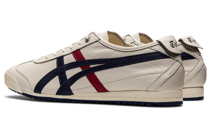 Tênis casual creme com detalhes azul-marinho e vermelho, design retrô minimalista