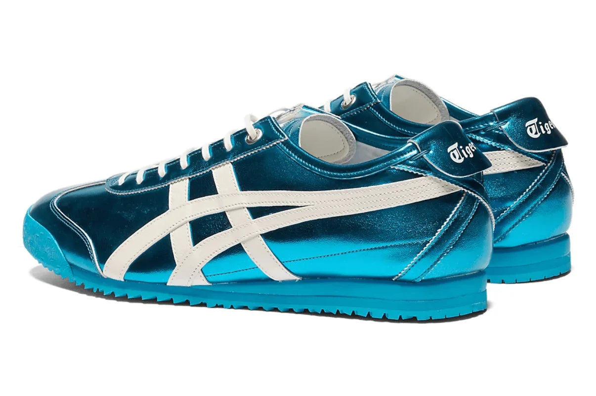 Tênis casual metálico azul com detalhes brancos, sola azul e design moderno.