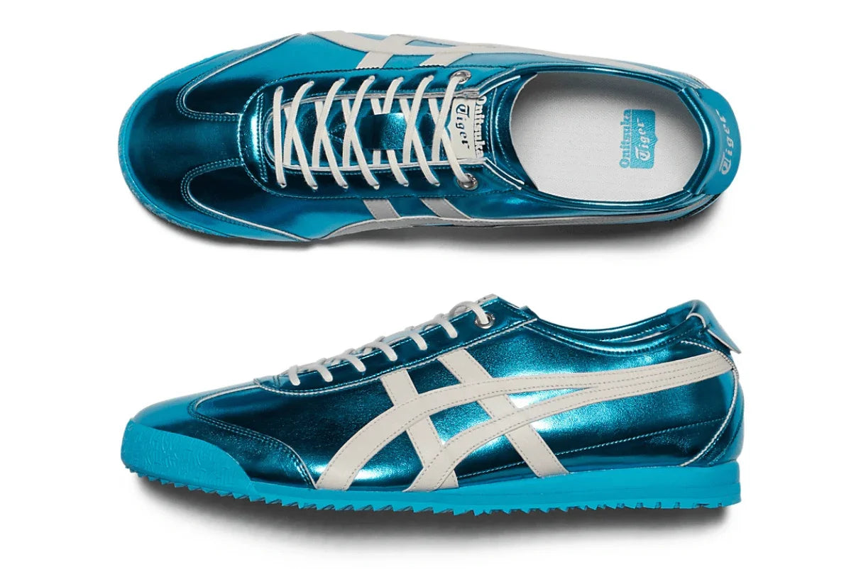 Tênis casual azul metálico com detalhes brancos, sola azul e acabamento brilhante.