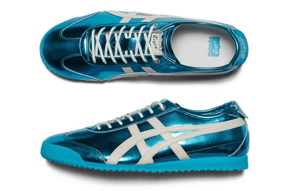 Tênis casual azul metálico com detalhes brancos, sola azul e acabamento brilhante.