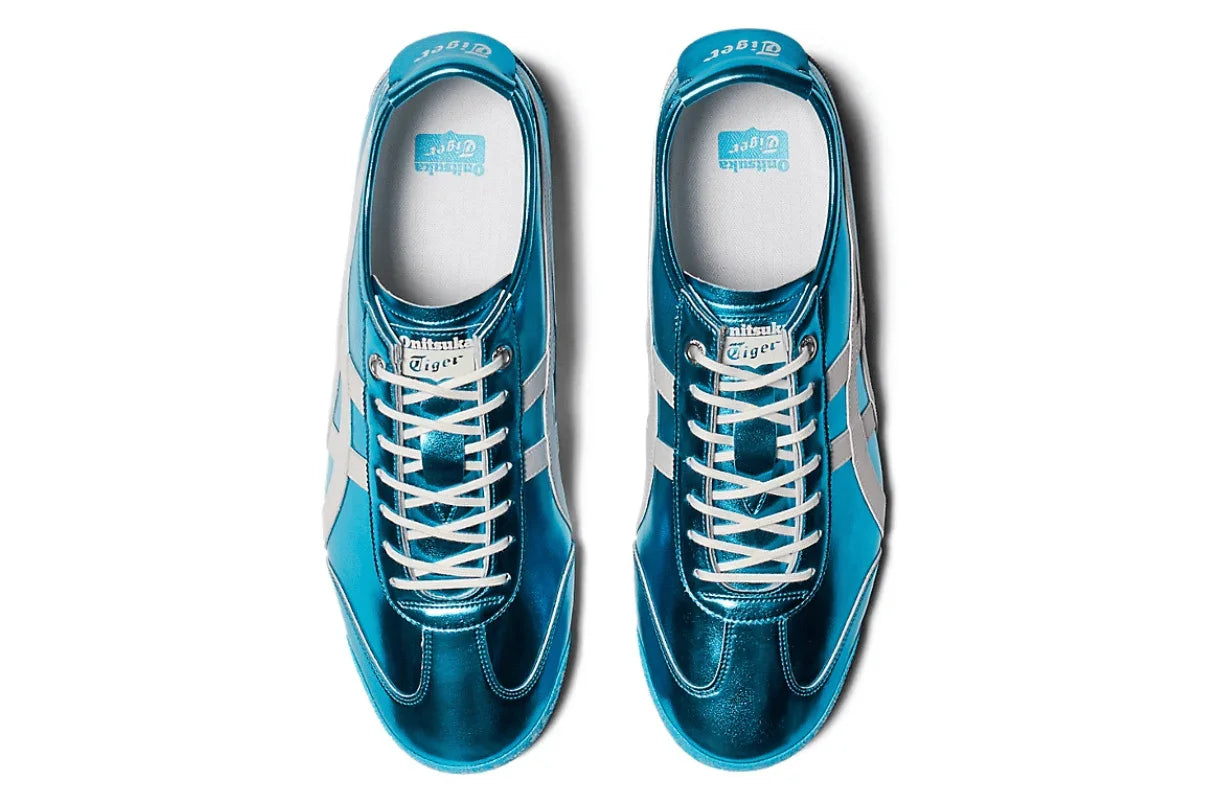 Tênis casual azul metálico com detalhes brancos, visual moderno, vista superior, cadarço branco
