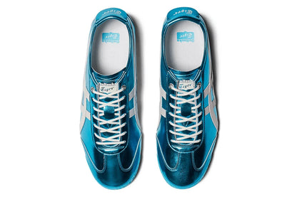 Tênis casual azul metálico com detalhes brancos, visual moderno, vista superior, cadarço branco