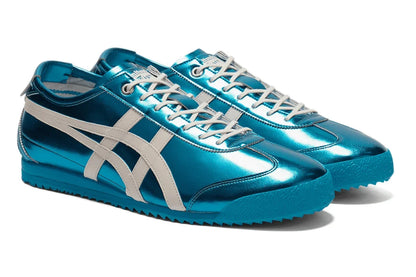 Tênis casual azul metálico com detalhes brancos e sola azul, estilo retrô moderno.