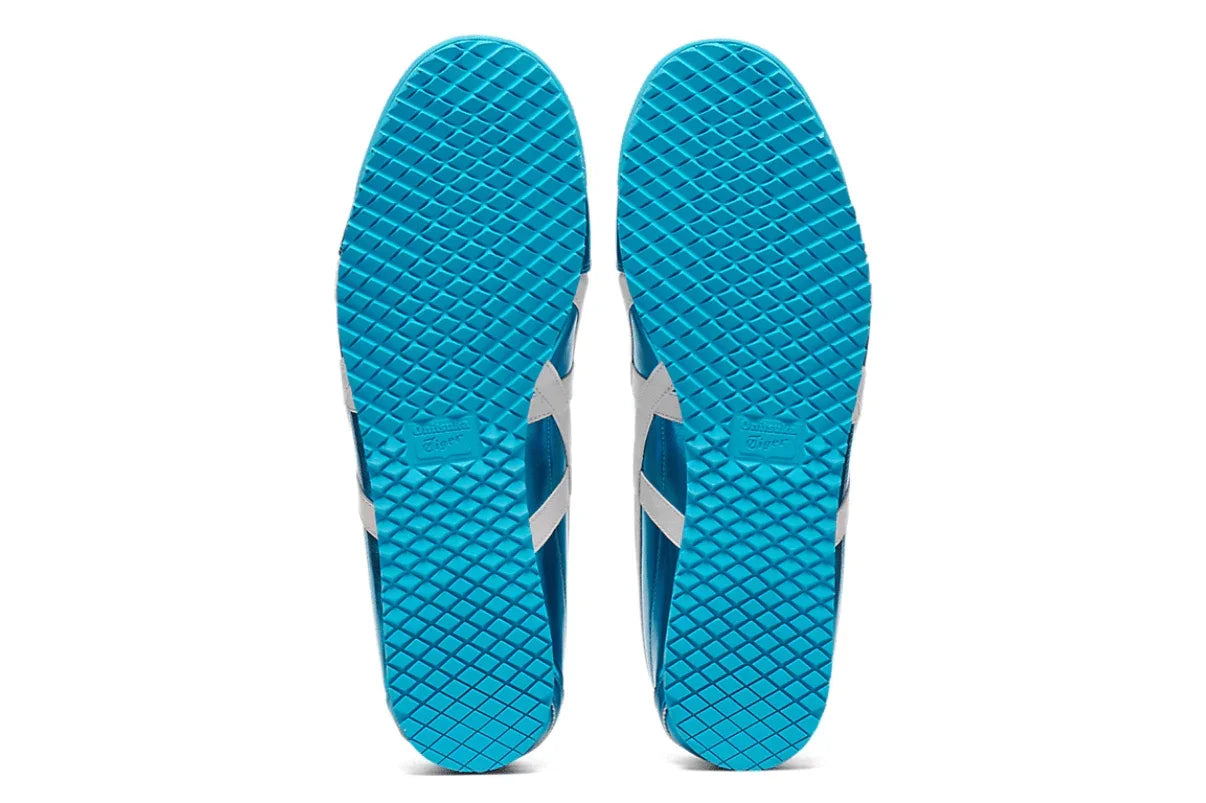 Solado azul texturizado de tênis Onitsuka Tiger Mexico 66 SD, visto de baixo, com logo visível.