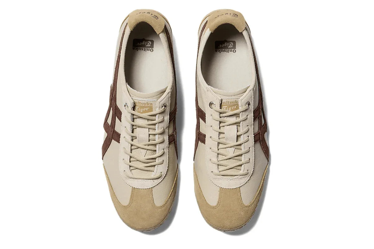 Tênis casual bege com detalhes marrons, estilo retrô, visto de cima, com cadarço.