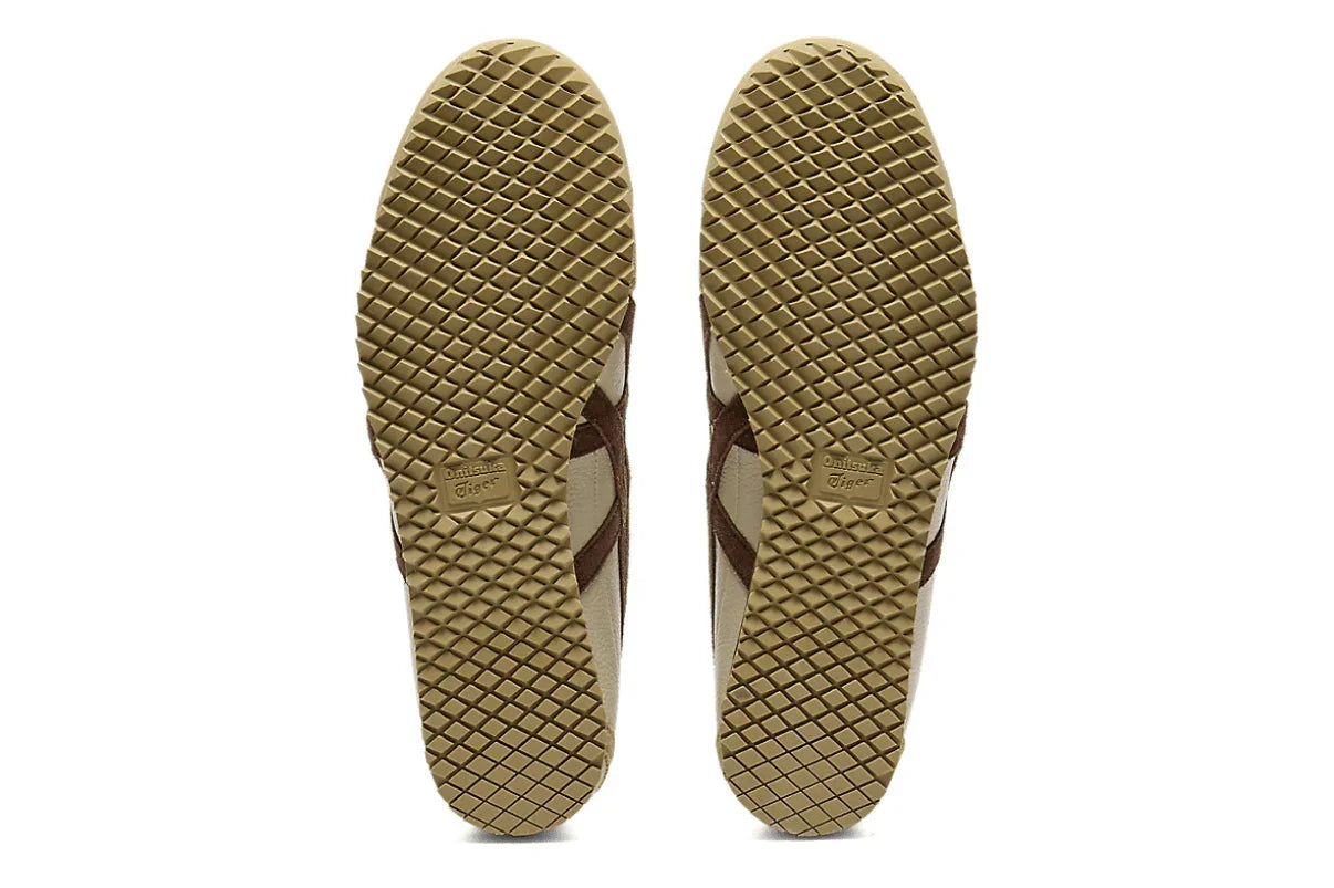 Solados de tênis casual bege com detalhes marrons, padrão quadriculado emborrachado.