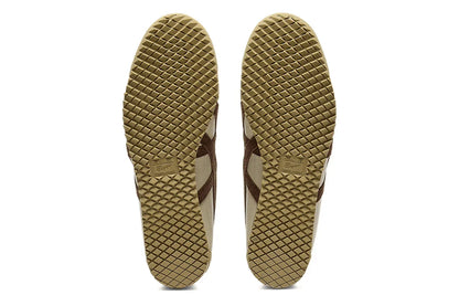 Solados de tênis casual bege com detalhes marrons, padrão quadriculado emborrachado.