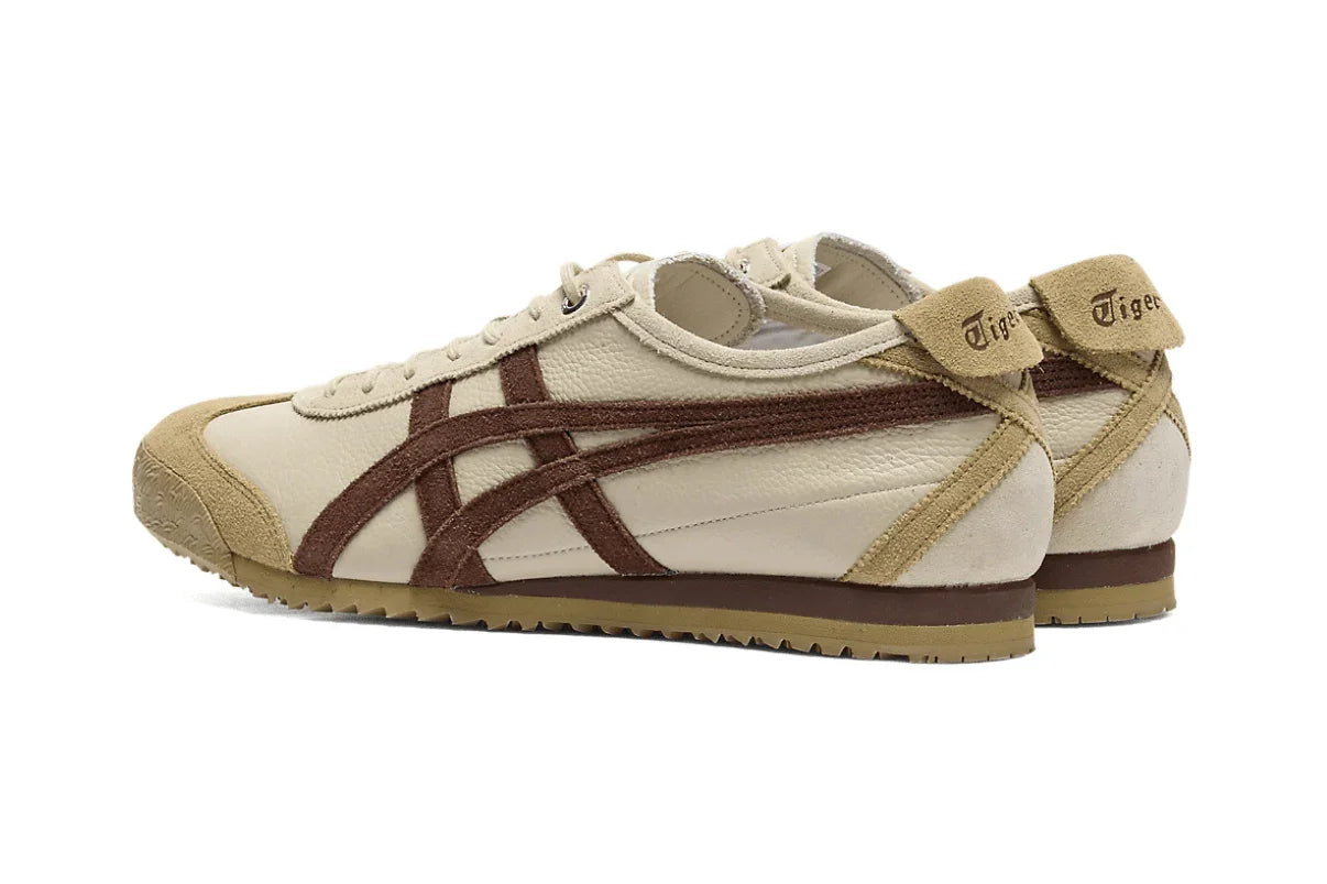 Tênis casual bege com detalhes marrons, material em couro e camurça, solado baixo e visual retrô.