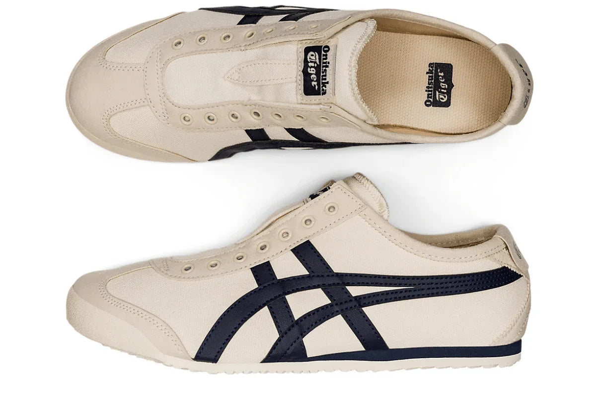 Tênis slip-on bege com detalhes azul-marinho, design clássico, sem cadarço, visual limpo.