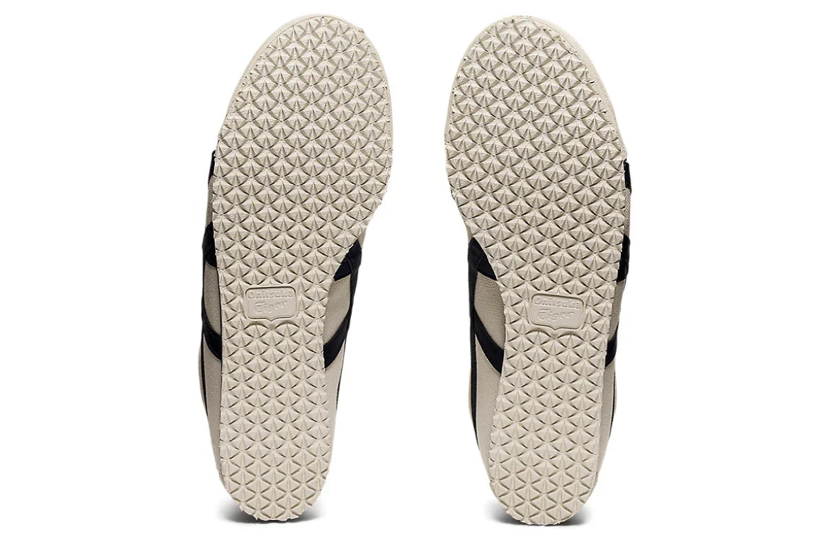 Solado bege texturizado de tênis slip-on casual, visto de baixo, detalhes geométricos.