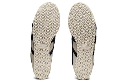 Solado bege texturizado de tênis slip-on casual, visto de baixo, detalhes geométricos.