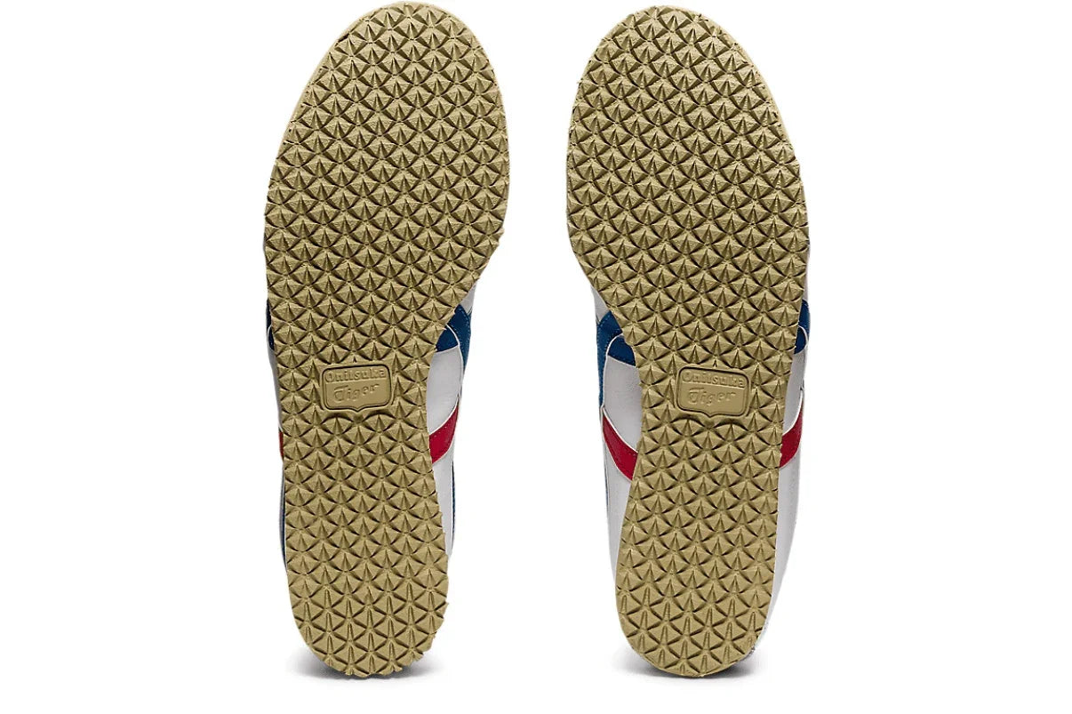 Solas de tênis esportivo branco com detalhes azuis e vermelhos, padrão antiderrapante.