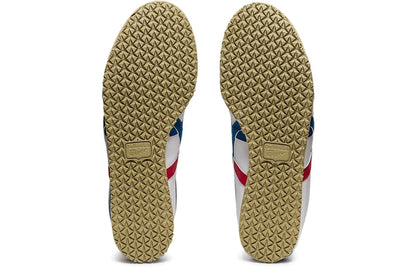 Solas de tênis esportivo branco com detalhes azuis e vermelhos, padrão antiderrapante.