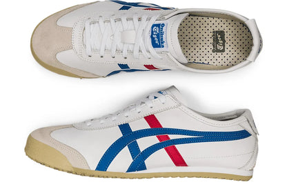 Tênis casual branco com detalhes azul e vermelho, solado bege, estilo retrô, vista superior e lateral.