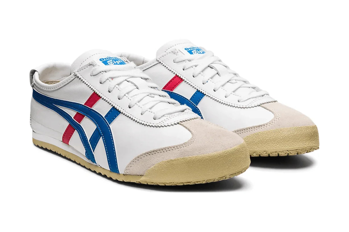 Tênis branco retrô com detalhes em azul e vermelho, sola bege e design casual clássico.
