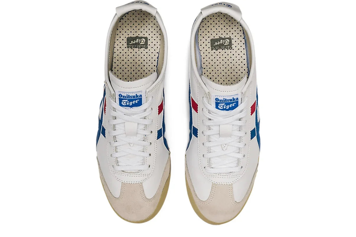 Tênis branco com detalhes azul e vermelho, visual superior, estilo clássico retrô.