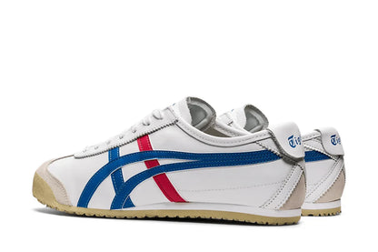 Tênis branco casual com detalhes azuis e vermelhos, sola bege e design retrô esportivo.
