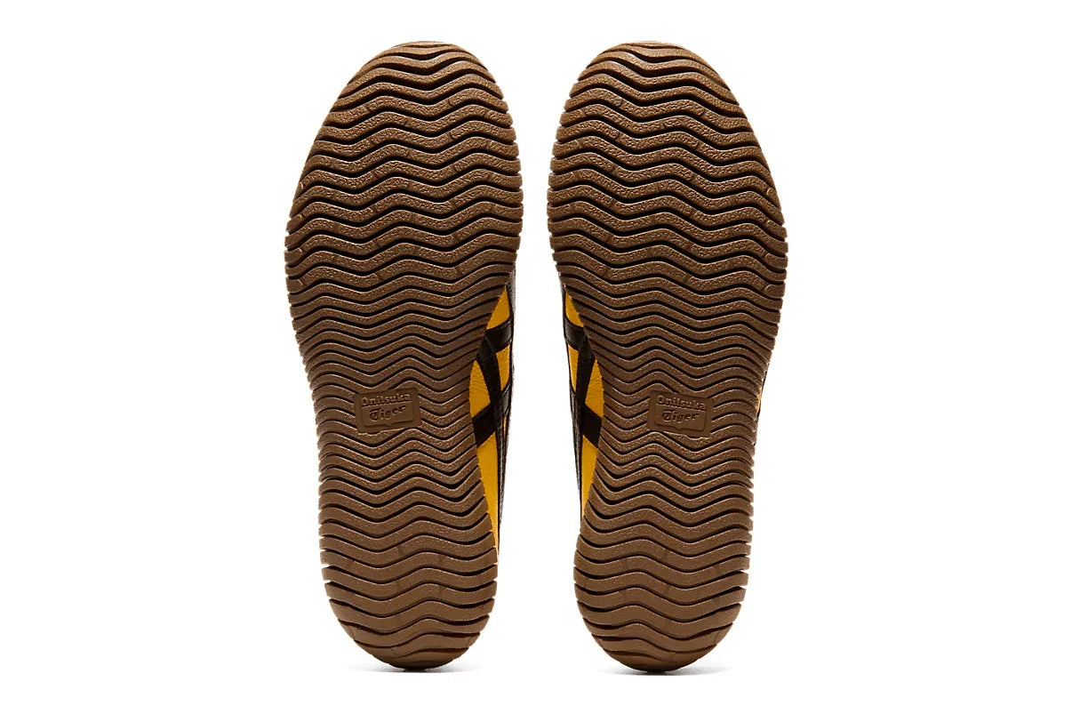 Solado do tênis amarelo com detalhes em preto, design ondulado e textura antiderrapante.