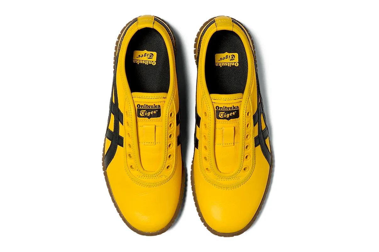 Tênis slip-on amarelo com detalhes pretos, visto de cima, design moderno e esportivo